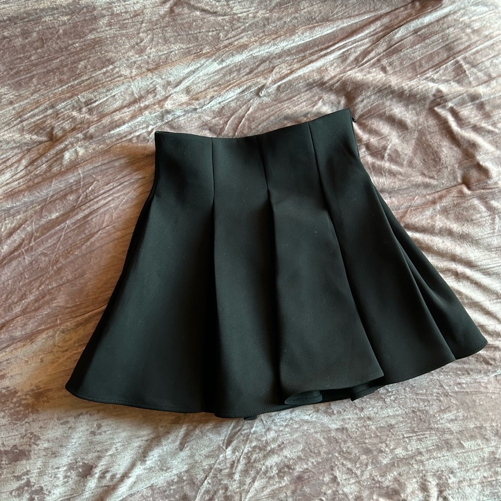 Black pleated mini skirt by Zara